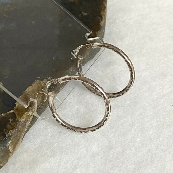 Sterling Silver 925 HAN 1.22" Round Diamond Cut Etched Pattern Hoop Earrings - Picture 6 of 15